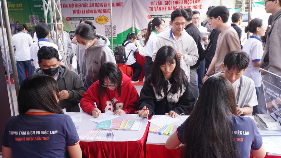 Ngày hội việc làm thu hút 30 đơn vị, doanh nghiệp và hơn 2.200 sinh viên tham gia.