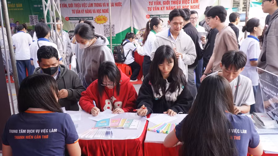 Ngày hội việc làm thu hút 30 đơn vị, doanh nghiệp và hơn 2.200 sinh viên tham gia.