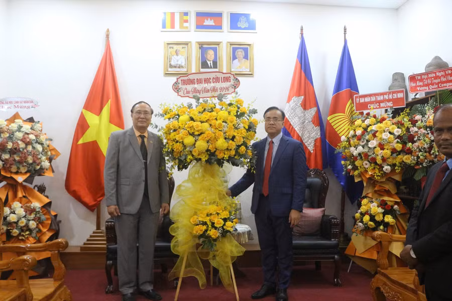 Tiến sĩ Nguyễn Thanh Dũng tặng hoa chúc mừng tại Tổng lãnh sự Vương quốc Campuchia.