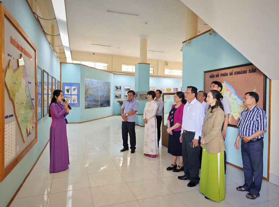 Chi bộ Văn phòng Sở GD&ĐT TP Cần Thơ sinh hoạt và báo cáo chuyên đề - về nguồn tại Bảo tàng TP Cần Thơ.