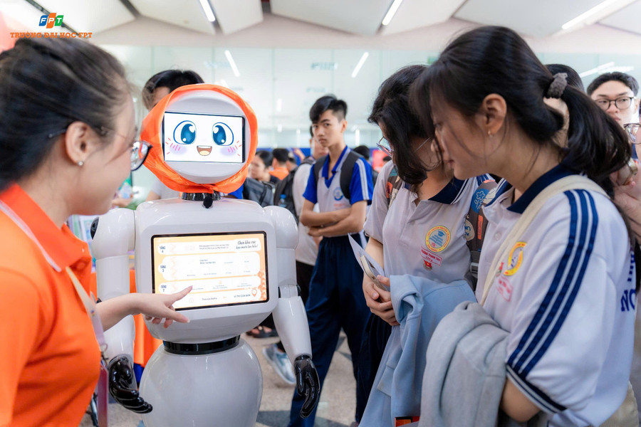 Các em học sinh trải nghiệm tại Ngày hội trải nghiệm FPTU Big Open Day.