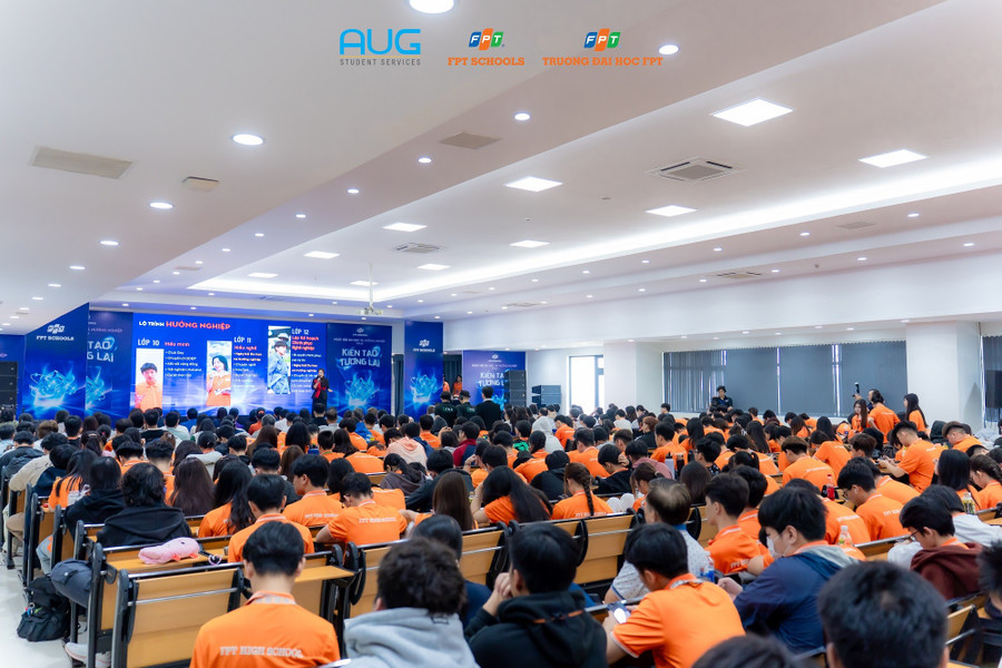 Phụ huynh, học sinh tham gia Ngày hội Du học và Hướng nghiệp tại Trường THPT FPT Cần Thơ.