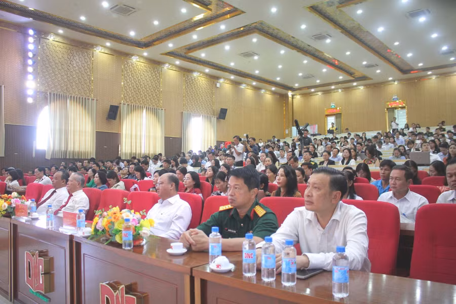 toa-dam-gd-chinh-tri-2.jpg