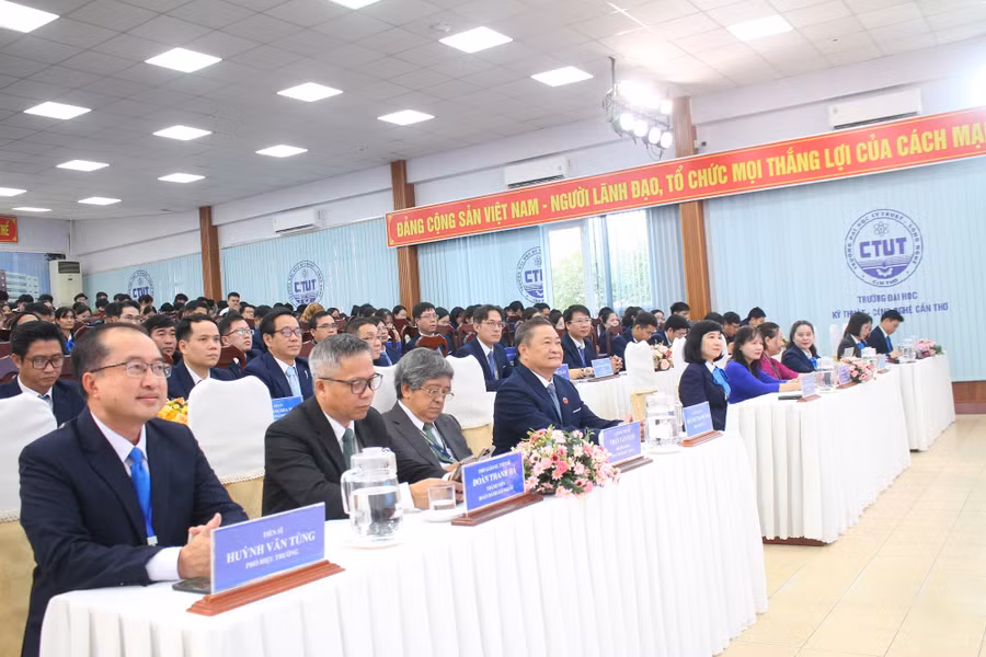 Đại biểu dự lễ khai mạc khảo sát chính thức.