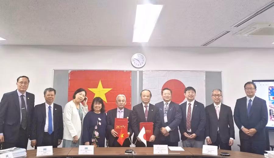 Nghi thức ký Biên bản ghi nhớ hợp tác giữa hai đơn vị.