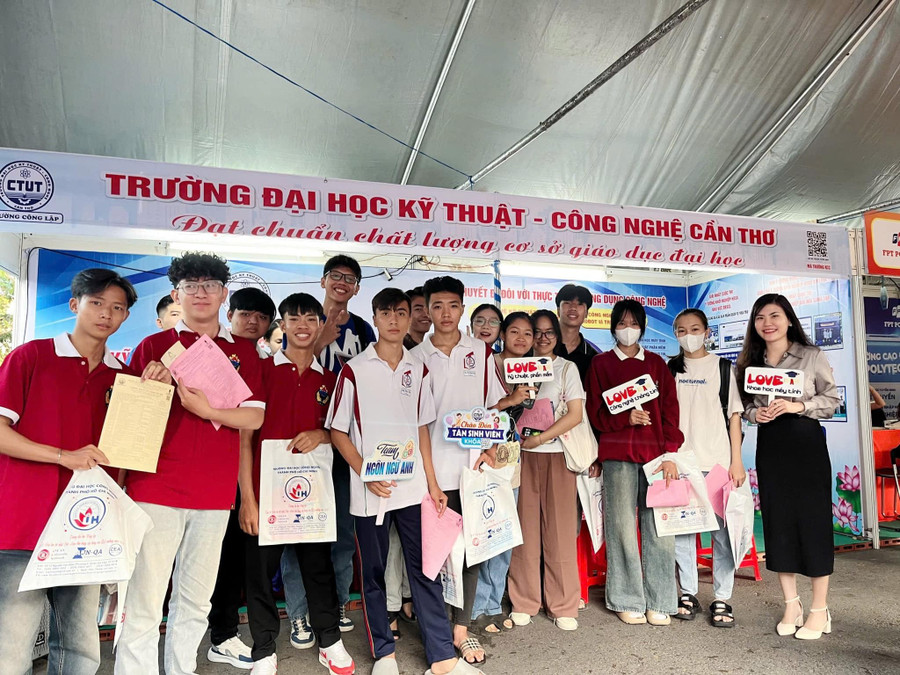 Học sinh THPT quan tâm các ngành đào tạo của Trường ĐH Kỹ thuật - Công nghệ Cần Thơ.