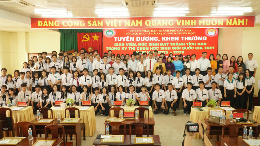 Vinh danh học sinh, giáo viên đoạt giải cao Kỳ thi chọn học sinh giỏi quốc gia THPT năm học 2025 - 2026.