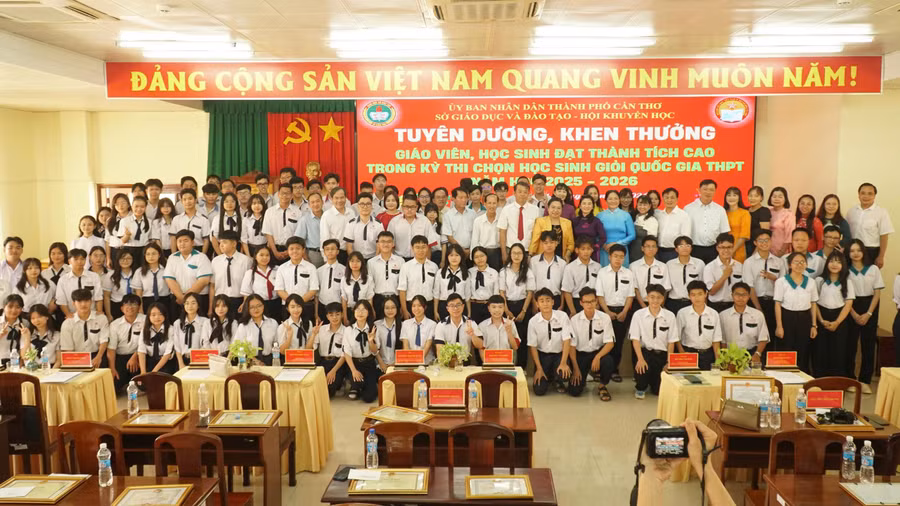 Vinh danh học sinh, giáo viên đoạt giải cao Kỳ thi chọn học sinh giỏi quốc gia THPT năm học 2025 - 2026.