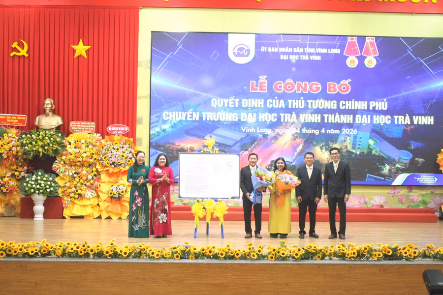 Thứ trưởng Bộ GD&ĐT và Phó Bí thư Thường trực Tỉnh ủy Vĩnh Long trao Quyết định của Thủ tướng Chính phủ.