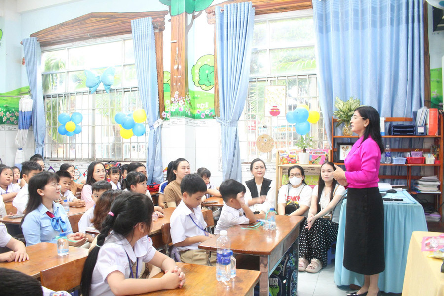 Lãnh đạo Sở GD&ĐT thăm cô, trò Trường Tiểu học Ngô Quyền, phường Ninh Kiều.