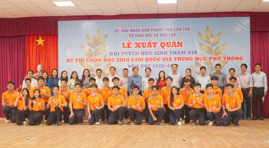 Lãnh đạo Sở GD&ĐT TP Cần Thơ động viên học sinh tại lễ xuất quân.