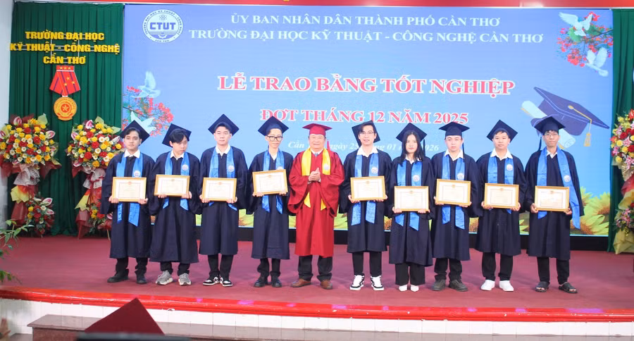 Lãnh đạo Trường khen thưởng tân khoa tốt nghiệp loại xuất sắc.