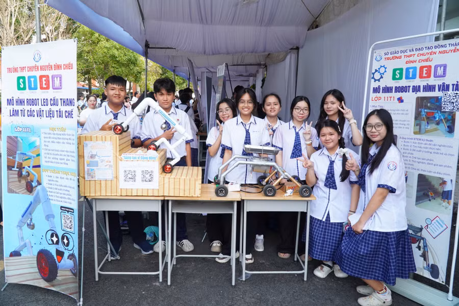Học sinh tham gia Ngày hội Giáo dục STEM do Báo GD&TĐ phối hợp với Trường Đại học Đồng Tháp tổ chức.