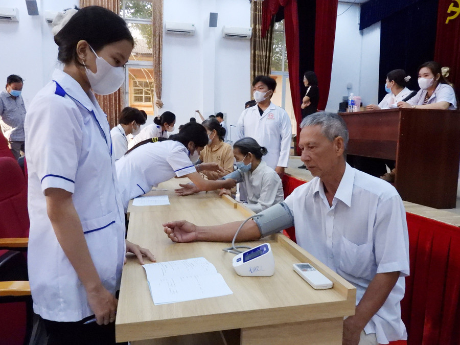 Khám bệnh và cấp thuốc miễn phí cho gần 4.000 người dân tại Trường ĐH Cửu Long.