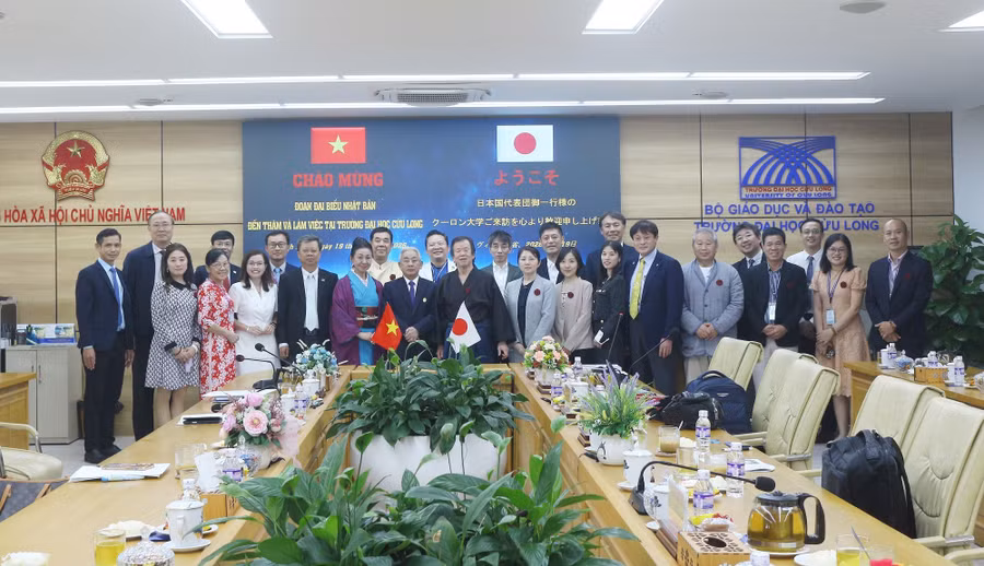 Đại biểu chụp ảnh lưu niệm tại buổi làm việc.