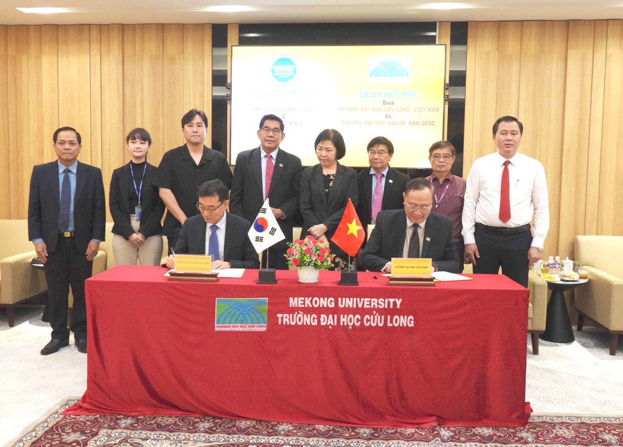 Lãnh đạo Trường ĐH Cửu Long và Trường ĐH Daejin thực hiện nghi thức ký kết Bản ghi nhớ hợp tác.