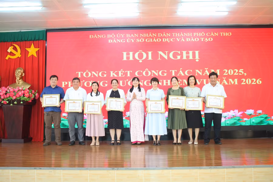 Các cá nhân Đảng ủy Sở GD&ĐT nhận khen thưởng.