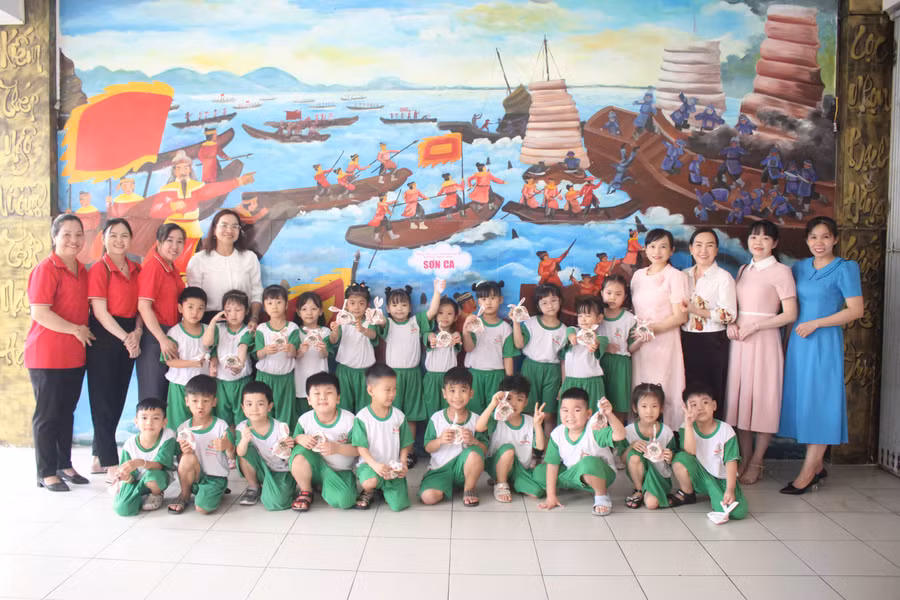 Trường TH Ngô Quyền đón cô, trò Trường MN Sơn Ca đến tham quan, trải nghiệm.