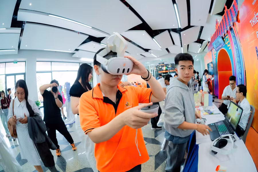 Học sinh khám phá môi trường học tập đa trải nghiệm tại FPTU Big Open Day - Trường ĐH FPT phân hiệu Cần Thơ.