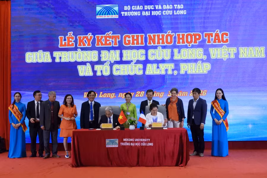 Lãnh đạo Trường ĐH Cửu Long và tổ chức ALYT Solidarité Formation Santé (ALYT) ký kết ghi nhớ hợp tác.