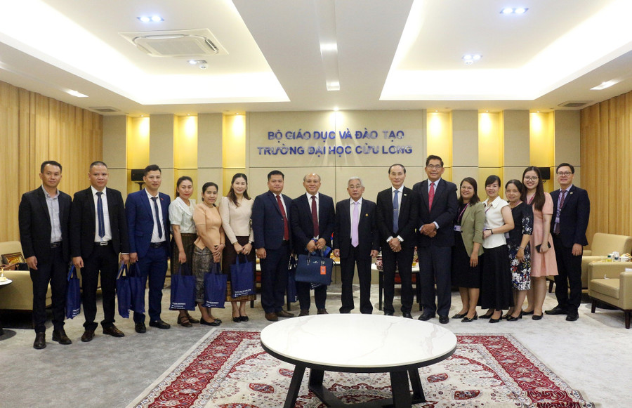 Đoàn công tác của lãnh đạo Sở Ngoại vụ tỉnh Champasak (Lào) thăm và làm việc tại Trường ĐH Cửu Long.