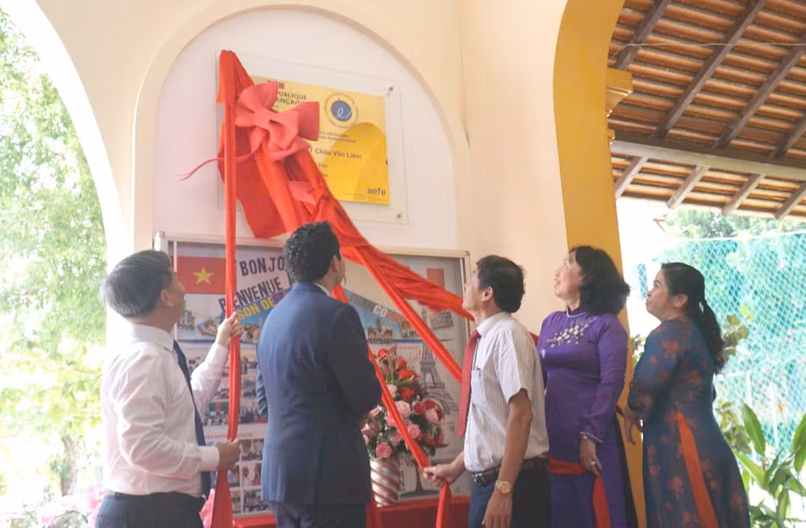 Đại biểu trao biển hiệu kiểm định chất lượng giáo dục Label FrancEducation tại Trường THPT Châu Văn Liêm, TP Cần Thơ.