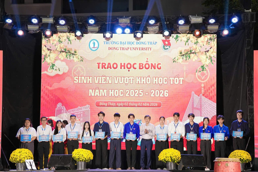 Lãnh đạo Trường trao học bổng sinh viên vượt khó học tốt.