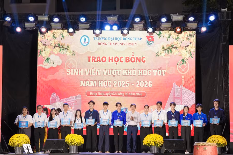 Lãnh đạo Trường trao học bổng sinh viên vượt khó học tốt.