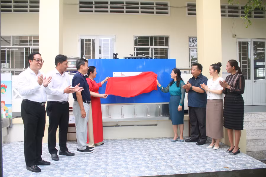 Đại biểu thực hiện nghi thức khánh thành, bàn giao hệ thống lọc nước.