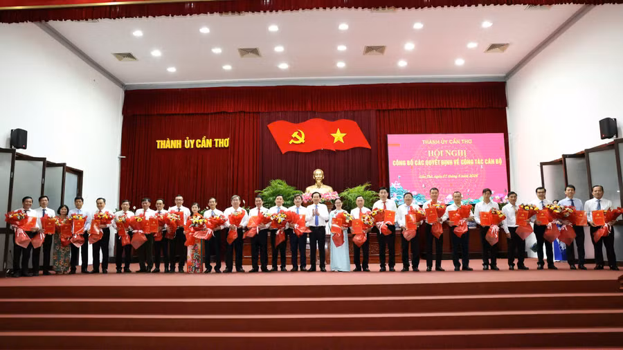 Ông Đỗ Thanh Bình, Bí thư Thành ủy trao quyết định cho các cán bộ. Ảnh: Minh Trung.