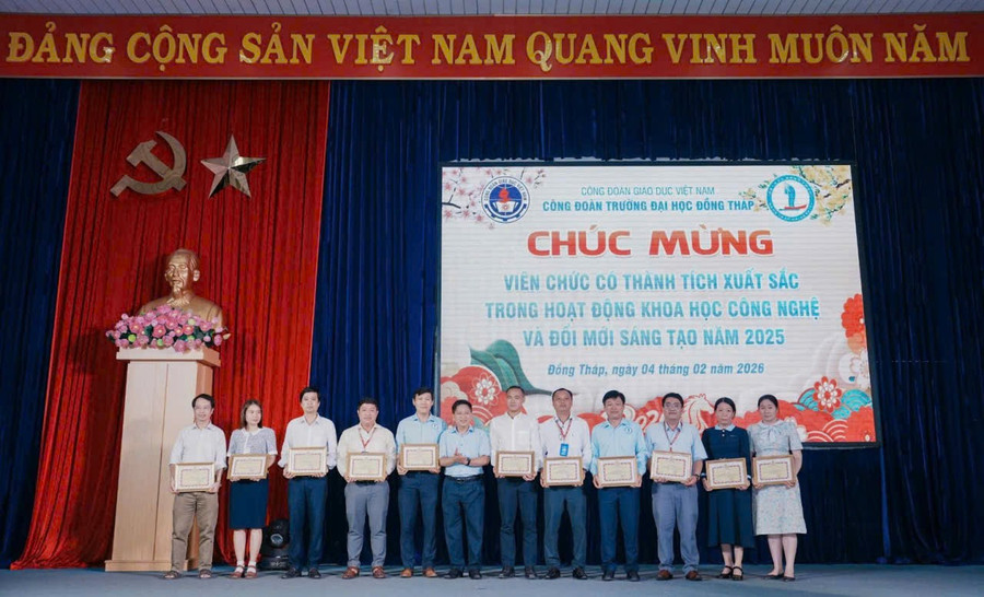 Lãnh đạo Trường chúc mừng viên chức có thành tích xuất sắc trong nghiên cứu khoa học và đổi mới sáng tạo năm 2025.
