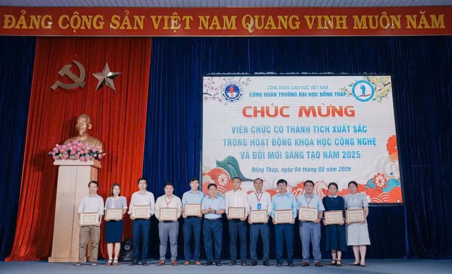 Lãnh đạo Trường chúc mừng viên chức có thành tích xuất sắc trong nghiên cứu khoa học và đổi mới sáng tạo năm 2025.