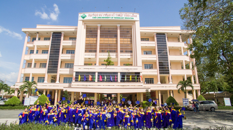 Niềm vui ngày tốt nghiệp tại Trường ĐH Sư phạm Kỹ thuật Vĩnh Long.