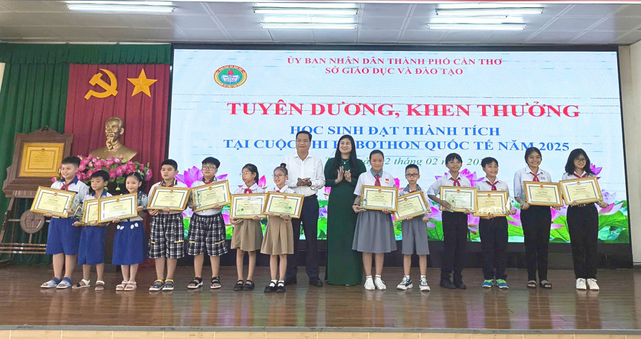 Trao Bằng khen của Chủ tịch UBND thành phố cho 6 tập thể và 1 cá nhân đạt giải Vô địch, Nhì, Ba tại Cuộc thi Robothon quốc tế năm 2025.