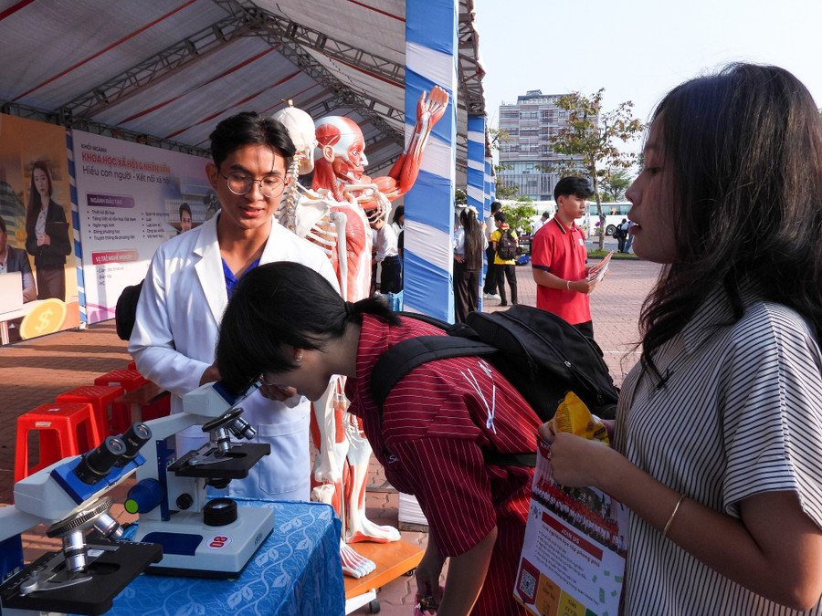 Học sinh tham quan trải nghiệm tại gian hàng của các Khoa.