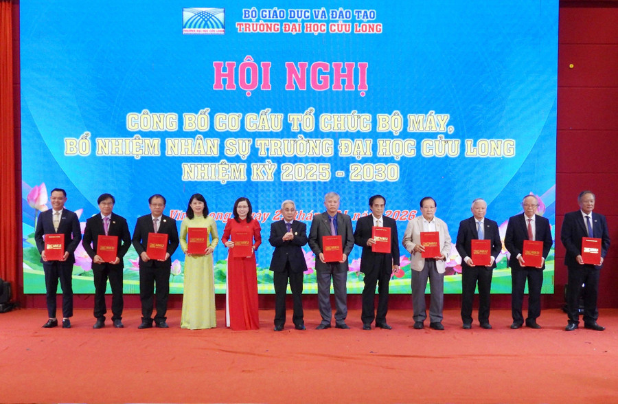 Nhà Giáo ưu tú, PGS.TS Lương Minh Cừ trao quyết định bổ nhiệm Trưởng khoa, nhiệm kỳ 2025 - 2030.