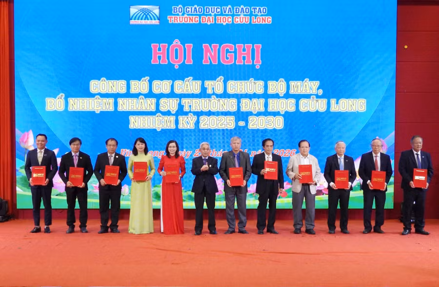 Nhà Giáo ưu tú, PGS.TS Lương Minh Cừ trao quyết định bổ nhiệm Trưởng khoa, nhiệm kỳ 2025 - 2030.