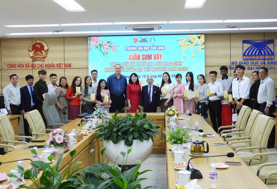 Lãnh đạo Trường ĐH Cửu Long và đại biểu chụp ảnh lưu niệm cùng lưu học sinh.