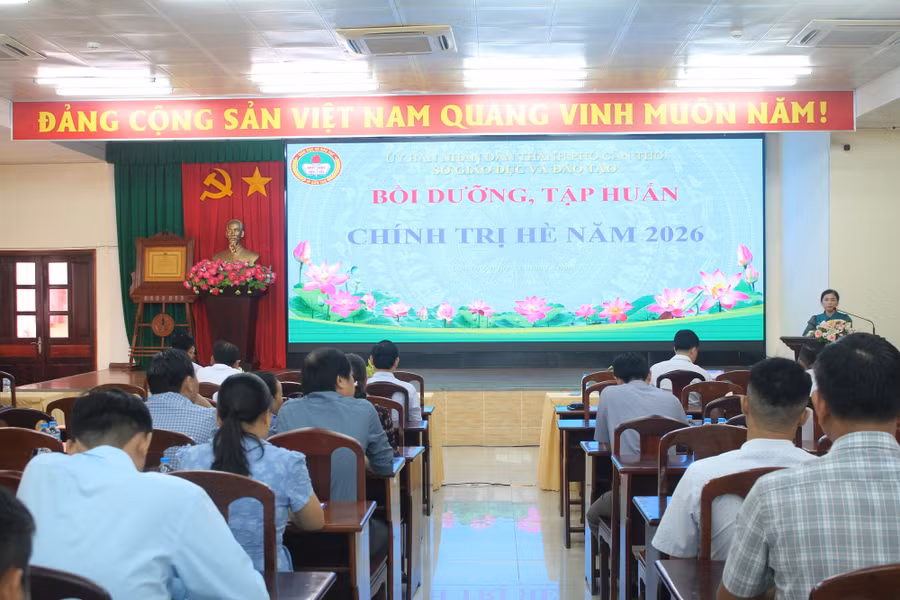 Quang cảnh bồi dưỡng, tập huấn lý luận chính trị tại Sở GD&ĐT TP Cần Thơ.