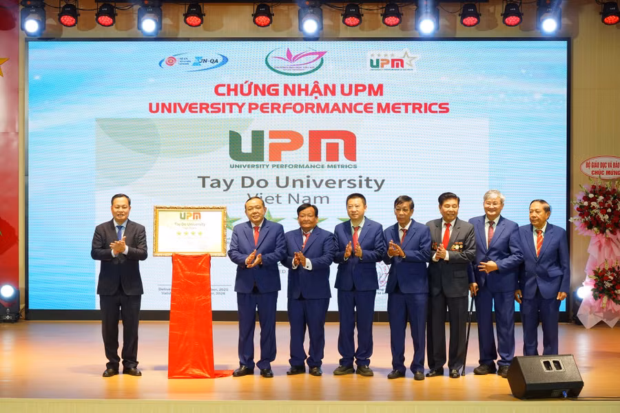 Lãnh đạo Trường ĐH Tây Đô đón Giấy chứng nhận xếp hạng 4 sao UPM.