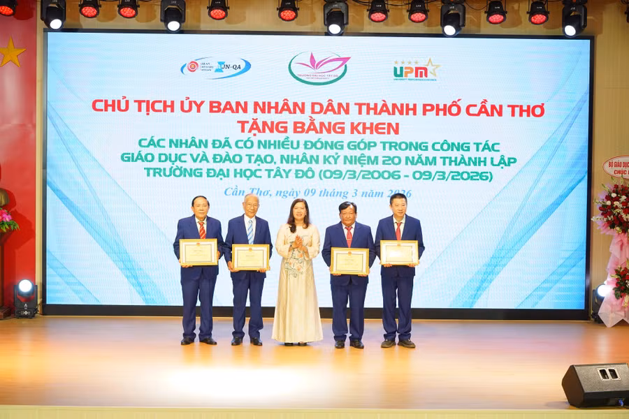 Tặng Bằng khen của Chủ tịch UBND thành phố cho các cá nhân Trường ĐH Tây Đô đã có nhiều đóng góp trong công tác GD&ĐT dịp Kỷ niệm 20 năm thành lập trường.