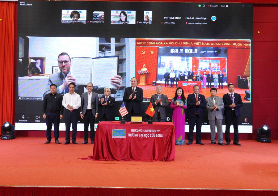 Quang cảnh buổi lễ ký kết.