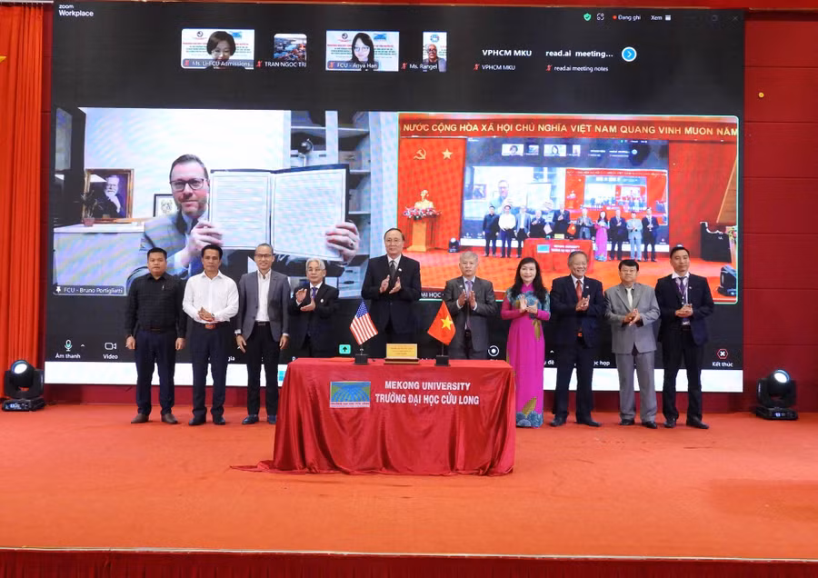 Quang cảnh buổi lễ ký kết.