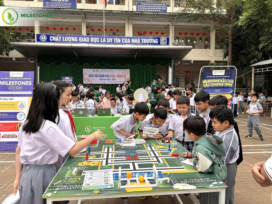 Học sinh Trường Tiểu học Thới Bình 1 (phường Ninh Kiều, TP Cần Thơ) trải nghiệm tại Ngày hội STEM.