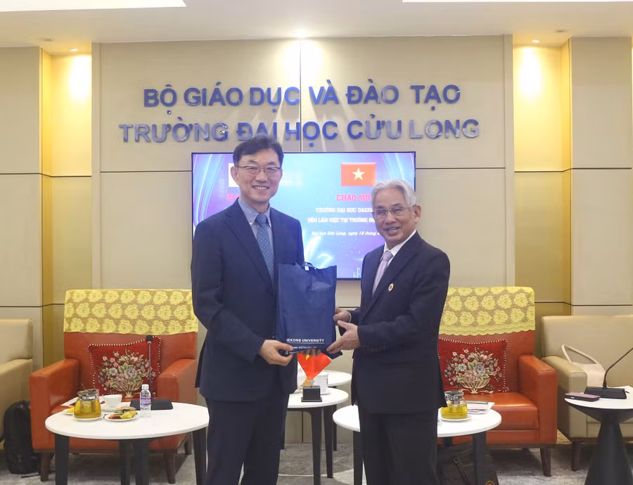 Nhà giáo ưu tú, PGS.TS Lương Minh Cừ tặng quà lưu niệm cho Tiến sĩ Jang Suk- Hwan.