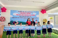 Chương trình "Tiếp sức đến trường" trao tặng quà cho học sinh khó khăn.
