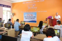 Nhóm "Lan tỏa yêu thương Caravan" trao tặng 24 bộ máy vi tính cho trường học vùng núi. Ảnh: Châu Phong.