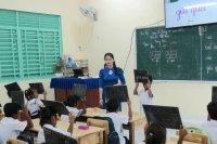 Cô giáo trẻ Nèang Lai My trong giờ lên lớp.