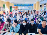 Phụ huynh đến nộp hồ sơ xét tuyển bổ sung vào lớp 10 Trường THPT Đào Sơn Tây.