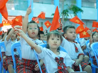 Học sinh Trường Tiểu học Trần Đại Nghĩa vui mừng trong ngày trường học khánh thành đưa vào sử dụng.